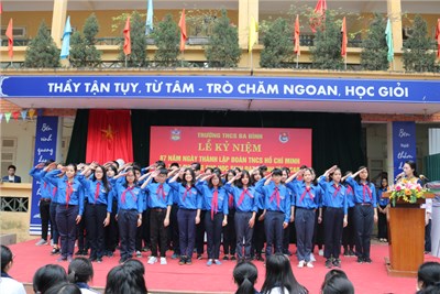 Lễ kỷ niệm Ngày thành lập Đoàn TNCS Hồ Chí Minh và trao thưởng cho học sinh đạt thành tích cao trong kỳ thi Toán học Hoa Kì của trường THCS Ba Đình